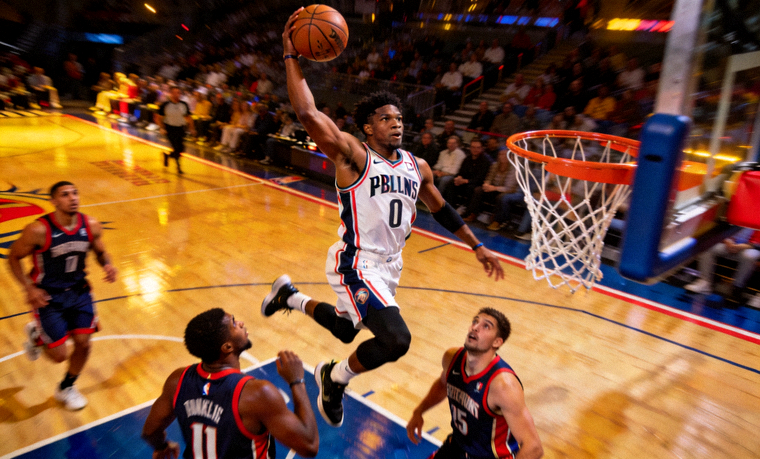 NBA常规赛中球员突破上篮的瞬间